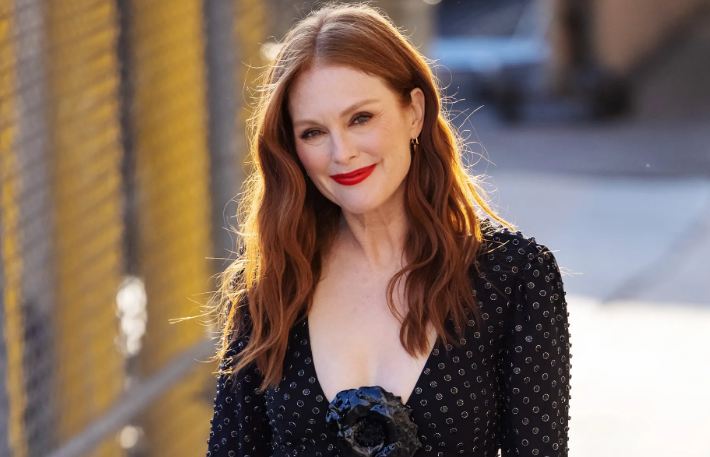 How to Contact Julianne Moore: Phone Number, Contact, Whatsapp, Fanmail Address, Email ID, Website